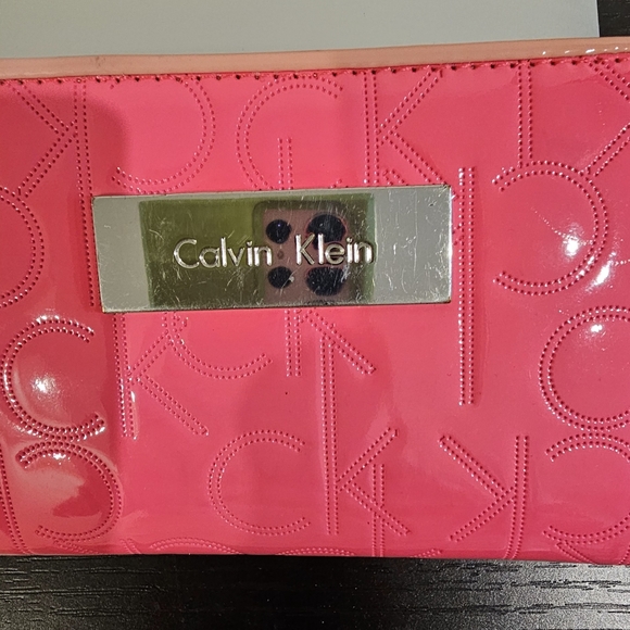 Calvin Klein bright pink wallet - Picture 2 of 8